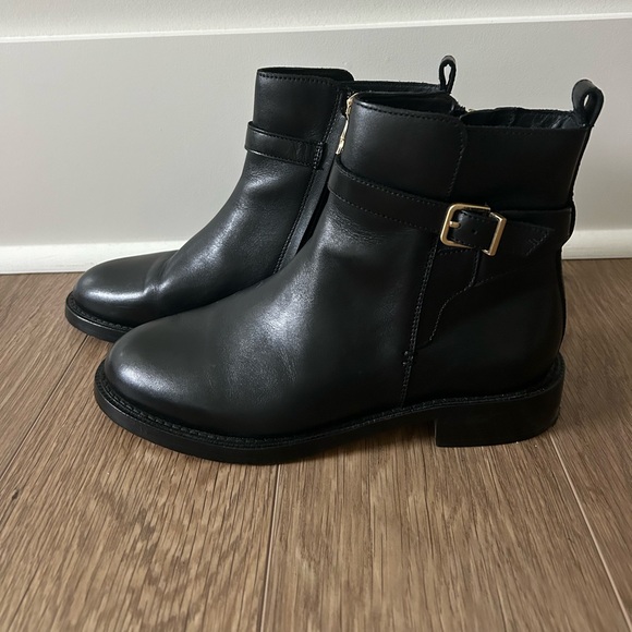 J McLaughlin Black Sasha Chelsea boot in Size 7.5 - Picture 3 of 10